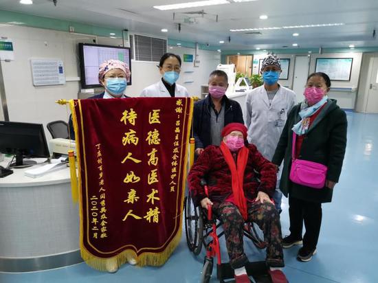 （社員呂晶帶領(lǐng)醫(yī)護(hù)團(tuán)隊(duì)堅(jiān)守崗位）