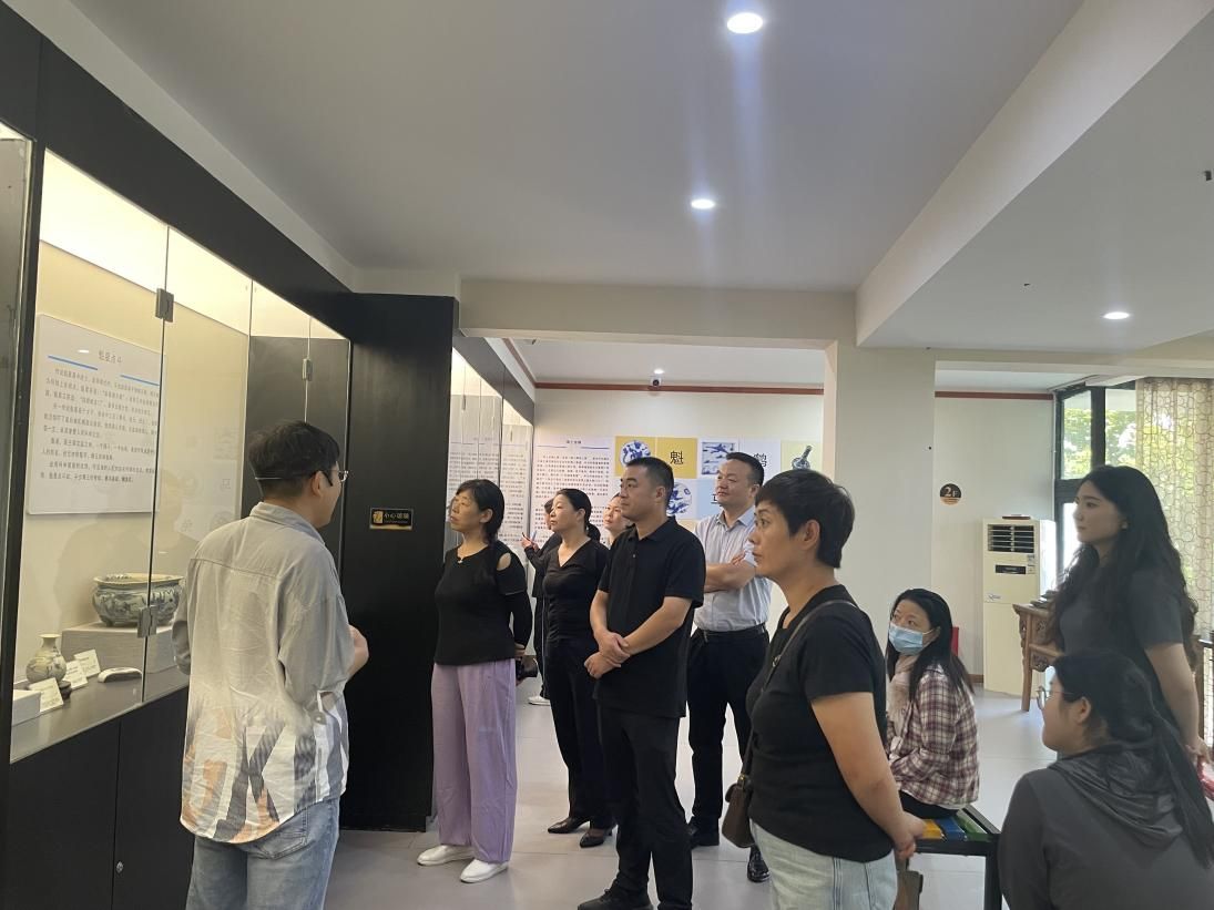 九三學(xué)社鄭州市管城一支社、管城二支社組織參觀鄭州瞻世客家文化博物館